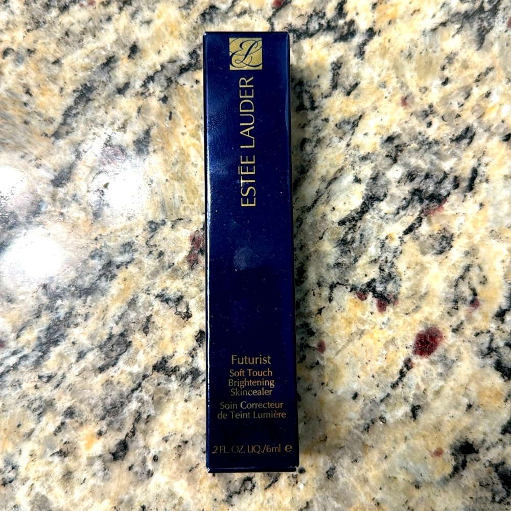 Estée Lauder - shade 1N - Futurist
Soft Touch Brightening Skincealer Concealer